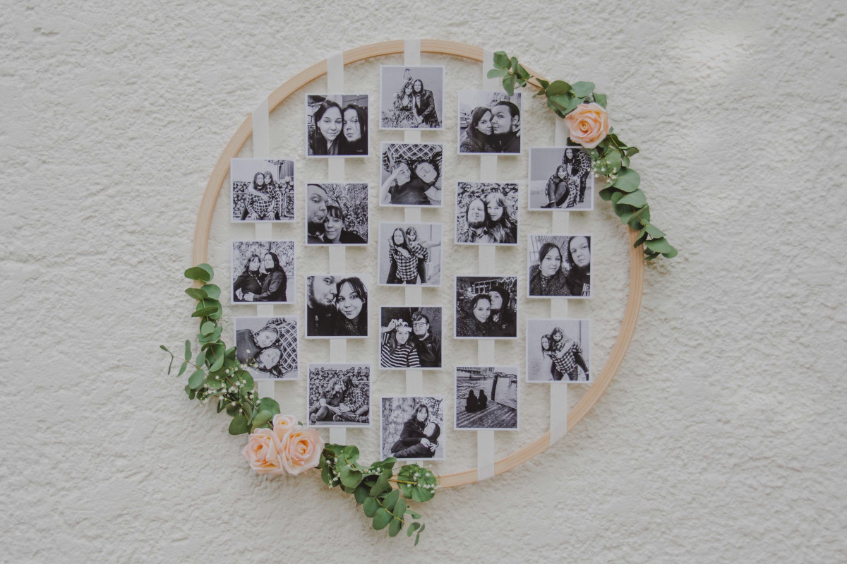 So sieht der fertige Holzreifen mit Fotos auf Schleifenband und Blumenschmuck aus.