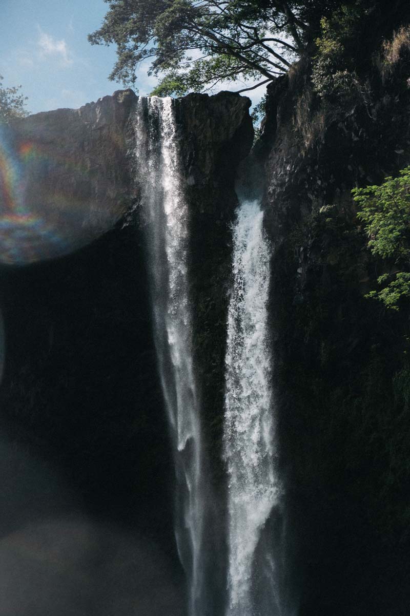 Landschaftsaufnahme von einem Wasserfall.