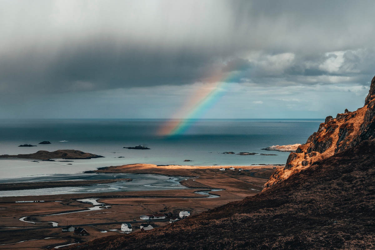 Regenbogen bei Wolkenbruch in Norwegen.