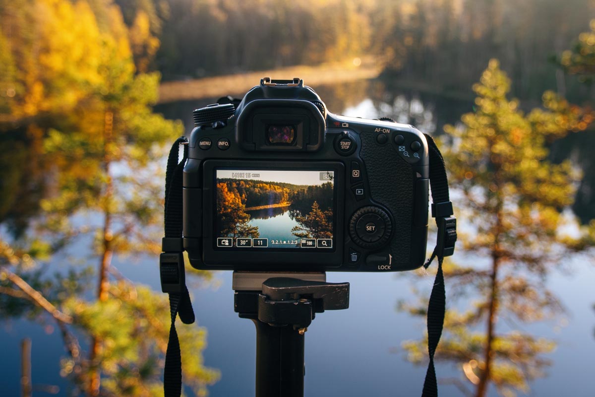 Landschaftsaufnahme mit Spiegelreflexkamera im Herbst