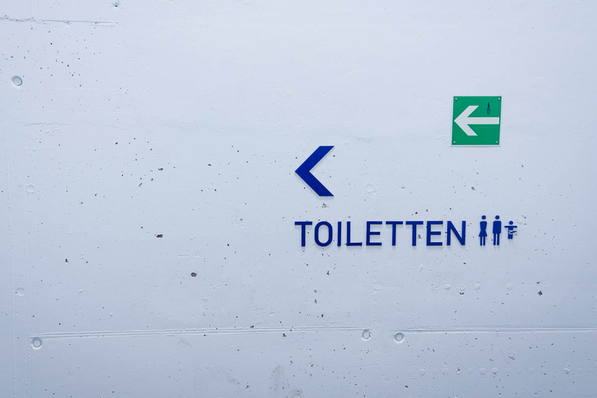 Hinweisschild Toiletten