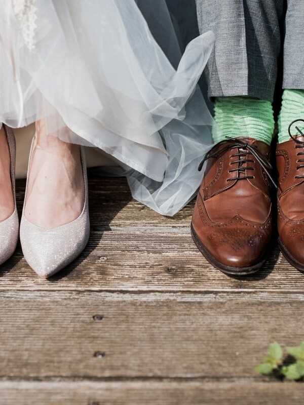 Schuhe des Brautpaares.