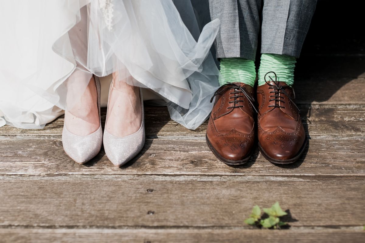 Schuhe des Brautpaares.