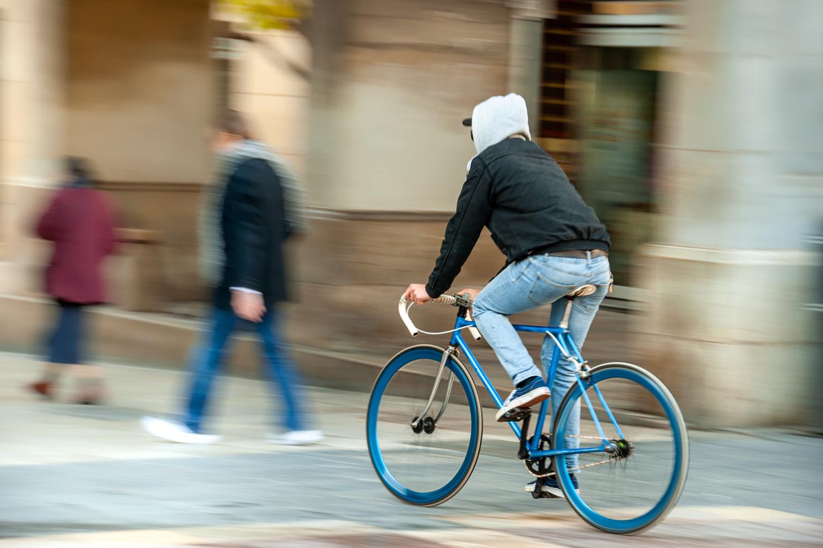 Fahrradfahrer in der Bewegung fotografisch eingefroren