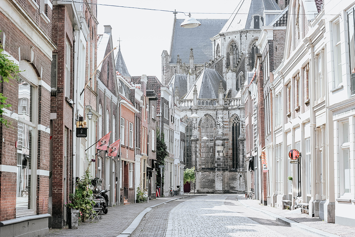 Straße mit alten Backsteinhäusern in den Niederlanden