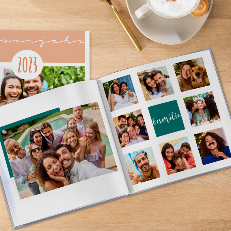 Jahrbuch von Pixum mit verschiedenen Familienfotos