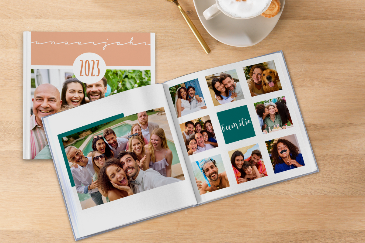 Jahrbuch von Pixum mit verschiedenen Familienfotos