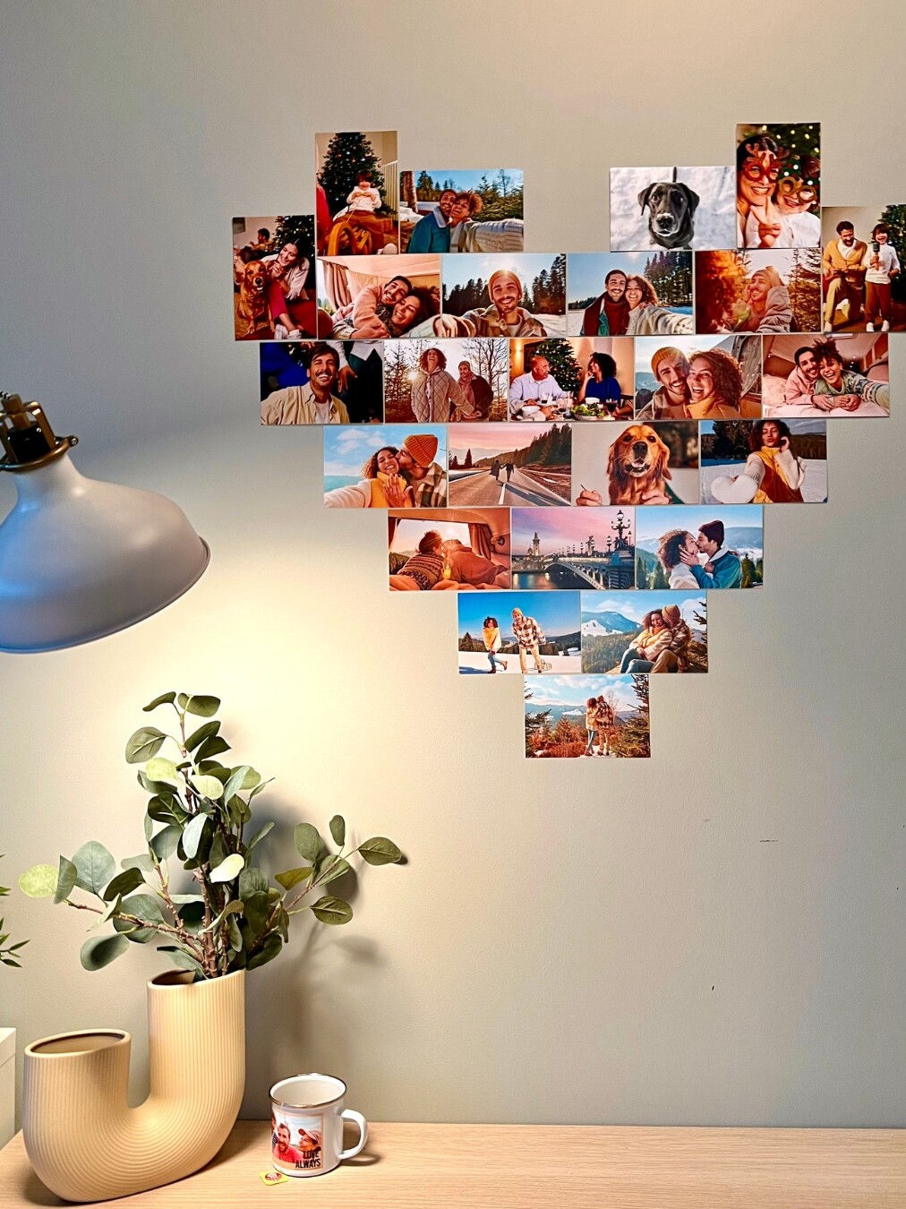 Herzcollage aus Fotoabzügen an einer Wand