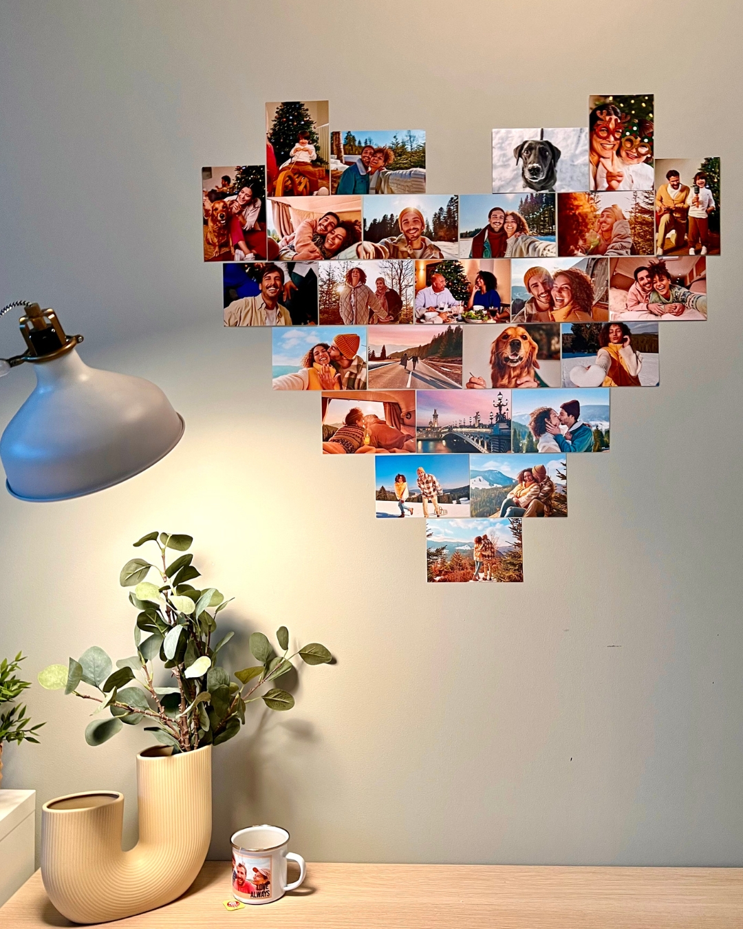Herzcollage aus Fotoabzügen an einer Wand